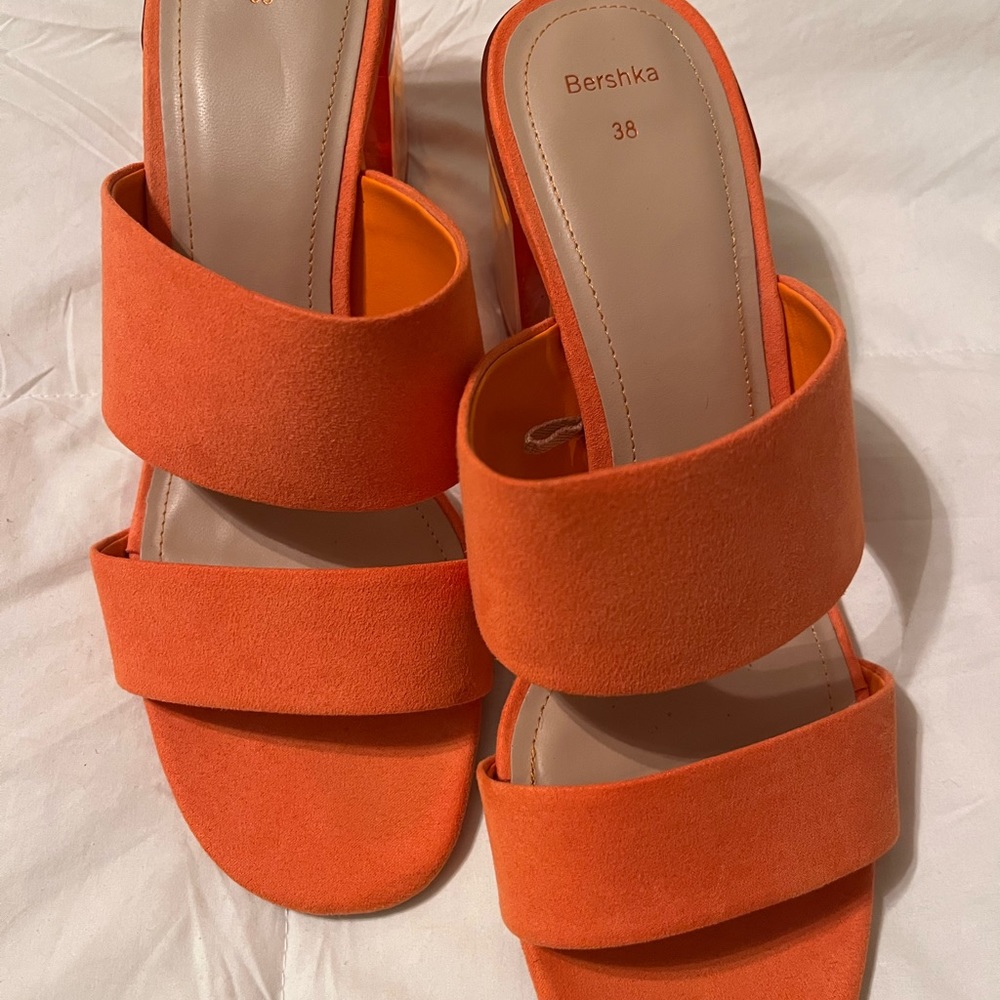 Get your groove on Retro vibe, heels are a perfect blast of color! Size 38/7.5 - Picture 2 of 4